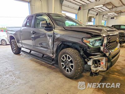 Czwarte zdjęcie samochodu z boku: 2020 TOYOTA TUNDRA SR5 VIN:5TFUY5F11LX878913 - miniatura