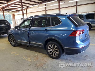 Trzecie zdjęcie samochodu z tyłu: 2018 VOLKSWAGEN TIGUAN SE VIN:3VV2B7AX1JM033502 - miniatura