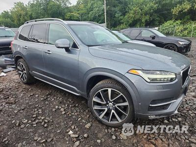 Czwarte zdjęcie samochodu z boku: 2018 VOLVO XC90 T6 VIN:YV4A22PK0J1208177 - miniatura