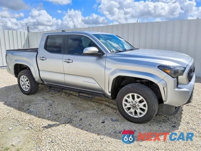 Czwarte zdjęcie samochodu z boku: 2025 TOYOTA TACOMA SR5 VIN:3TMKB5FNXSM031114 - miniatura
