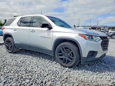 Czwarte zdjęcie samochodu z boku: 2019 CHEVROLET TRAVERSE LS VIN:1GNERFKW8KJ204775 - miniatura