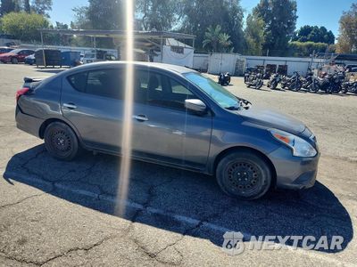 Czwarte zdjęcie samochodu z boku: 2018 NISSAN VERSA SV VIN:3N1CN7AP6JL832484 - miniatura