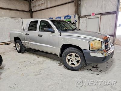 Czwarte zdjęcie samochodu z boku: 2005 DODGE DAKOTA QUAD SLT VIN:1D7HE48N45S308348 - miniatura