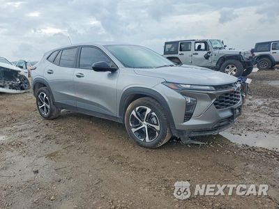 Czwarte zdjęcie samochodu z boku: 2025 CHEVROLET TRAX 1RS VIN:KL77LGEP1SC248485 - miniatura