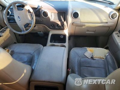 Zdjęcie 8 z 13 samochodu: 2004 FORD EXPEDITION XLT VIN:1FMFU15L44LB40236 - miniatura