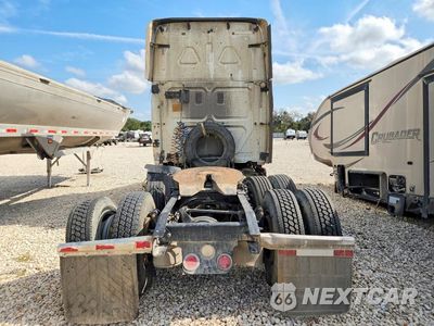 Zdjęcie 6 z 13 samochodu: 2011 FREIGHTLINER CASCADIA SEMI TRUCK VIN:1FUJGLDR6BSAS0928 - miniatura