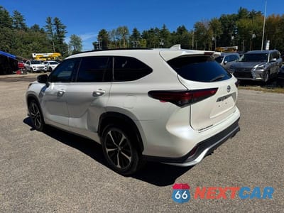 Trzecie zdjęcie samochodu z tyłu: 2021 TOYOTA HIGHLANDER XSE VIN:5TDJZRBH1MS070028 - miniatura