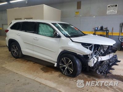 Czwarte zdjęcie samochodu z boku: 2018 TOYOTA HIGHLANDER LE PLUS VIN:5TDBZRFH1JS812325 - miniatura