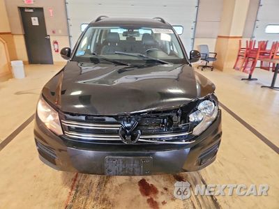 Piąte zdjęcie samochodu w środku: 2017 VOLKSWAGEN TIGUAN S VIN:WVGAV7AXXHK019399 - miniatura