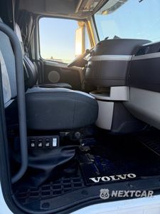 Piąte zdjęcie samochodu w środku: 2016 VOLVO VNL SEMI TRUCK VIN:4V4NC9EJ0GN931991 - miniatura