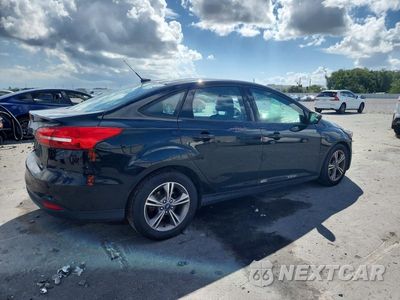 Trzecie zdjęcie samochodu z tyłu: 2018 FORD FOCUS SE VIN:1FADP3FE1JL309919 - miniatura