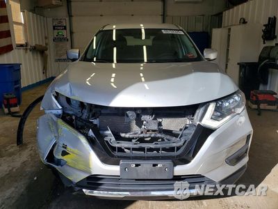 Piąte zdjęcie samochodu w środku: 2018 NISSAN ROGUE S VIN:5N1AT2MV0JC831118 - miniatura