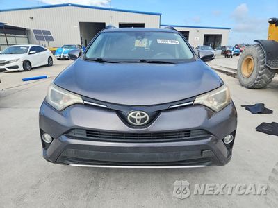 Piąte zdjęcie samochodu w środku: 2017 TOYOTA RAV4 XLE VIN:JTMWFREV3HJ130541 - miniatura