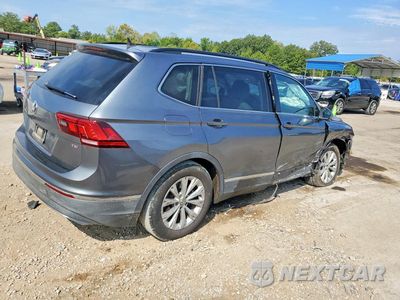 Trzecie zdjęcie samochodu z tyłu: 2018 VOLKSWAGEN TIGUAN SE VIN:3VV3B7AX0JM018672 - miniatura