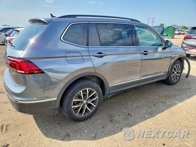 Trzecie zdjęcie samochodu z tyłu: 2020 VOLKSWAGEN TIGUAN SE VIN:3VV2B7AXXLM072401 - miniatura