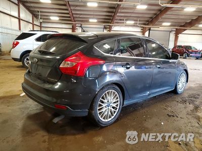 Trzecie zdjęcie samochodu z tyłu: 2014 FORD FOCUS TITANIUM VIN:1FADP3N22EL258900 - miniatura