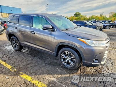 Czwarte zdjęcie samochodu z boku: 2018 TOYOTA HIGHLANDER LE PLUS VIN:5TDZZRFH7JS256813 - miniatura