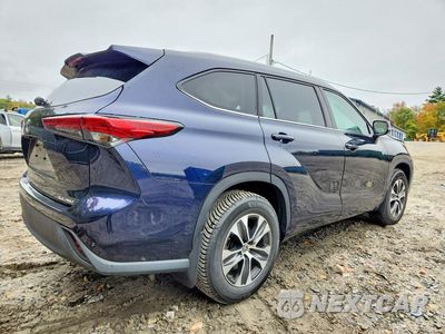 Trzecie zdjęcie samochodu z tyłu: 2022 TOYOTA HIGHLANDER XLE VIN:5TDGZRBH1NS232008 - miniatura