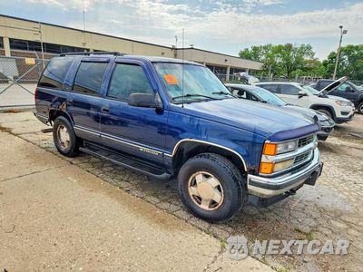 Czwarte zdjęcie samochodu z boku: 1999 CHEVROLET TAHOE K1500 VIN:1GNEK13R9XJ322714 - miniatura