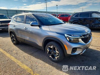 Czwarte zdjęcie samochodu z boku: 2025 KIA SELTOS EX VIN:KNDERCAA6S7775191 - miniatura