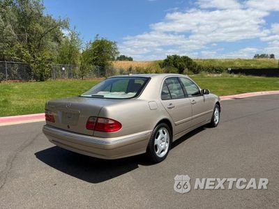 Czwarte zdjęcie samochodu z boku: 2000 MERCEDES-BENZ E 430 VIN:WDBJF70J7YB018627 - miniatura