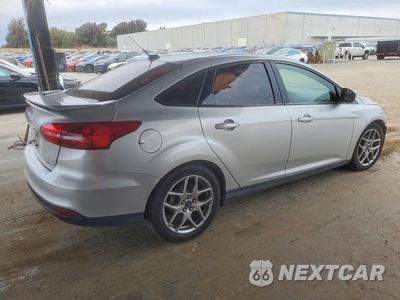 Trzecie zdjęcie samochodu z tyłu: 2015 FORD FOCUS SE VIN:1FADP3F27FL221941 - miniatura