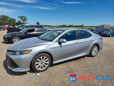 2018 TOYOTA CAMRY LE 4T1B11HK6JU145132 - główne zdjęcie licytacji z USA - miniatura