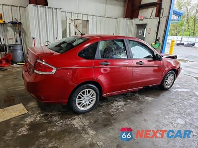 Trzecie zdjęcie samochodu z tyłu: 2010 FORD FOCUS SE VIN:1FAHP3FN1AW223025 - miniatura