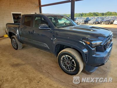 Czwarte zdjęcie samochodu z boku: 2025 TOYOTA TACOMA TRD SPORT VIN:3TYKB5FN9ST020996 - miniatura