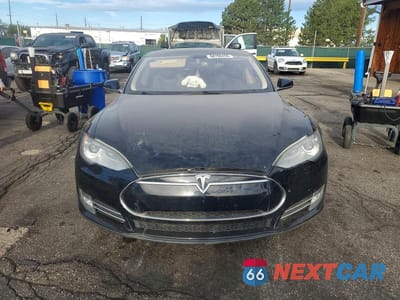 Piąte zdjęcie samochodu w środku: 2013 TESLA MODEL S VIN:5YJSA1CN9DFP16180 - miniatura