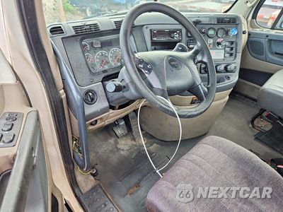 Zdjęcie 8 z 13 samochodu: 2016 FREIGHTLINER CASCADIA 125 SEMI TRUCK VIN:1FUBGEDV2GLHC5767 - miniatura