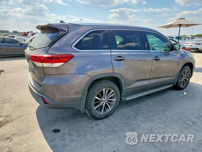 Trzecie zdjęcie samochodu z tyłu: 2017 TOYOTA HIGHLANDER XLE VIN:5TDKZRFH1HS511029 - miniatura