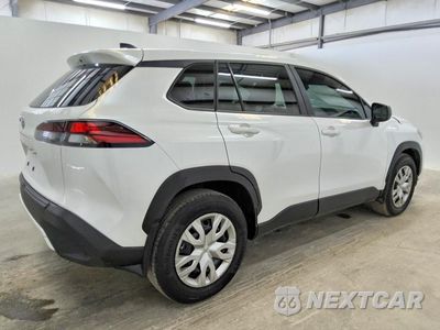 Trzecie zdjęcie samochodu z tyłu: 2026 TOYOTA COROLLA CROSS L VIN:7MUAAAAG7TV184203 - miniatura