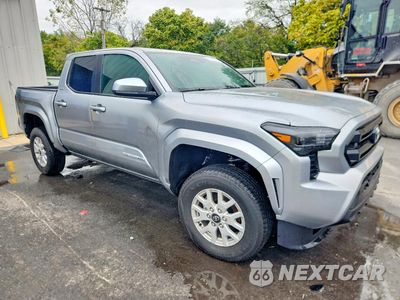 Czwarte zdjęcie samochodu z boku: 2026 TOYOTA TACOMA SR5 VIN:3TMLB5JN7TM304197 - miniatura