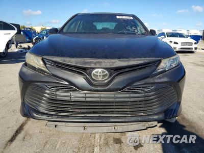 Piąte zdjęcie samochodu w środku: 2018 TOYOTA CAMRY LE VIN:4T1B11HK0JU068080 - miniatura