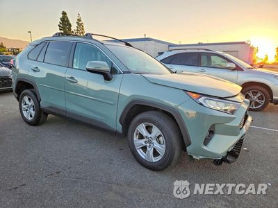 Czwarte zdjęcie samochodu z boku: 2021 TOYOTA RAV4 XLE VIN:2T3W1RFV6MC090563 - miniatura
