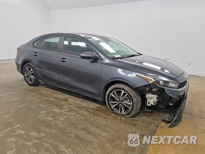 Czwarte zdjęcie samochodu z boku: 2024 KIA FORTE LXS VIN:3KPF24AD4RE719978 - miniatura