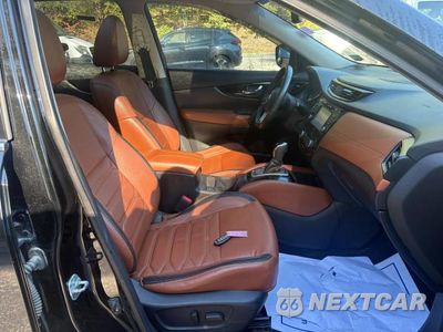 Piąte zdjęcie samochodu w środku: 2017 NISSAN ROGUE S VIN:5N1AT2MV4HC734434 - miniatura