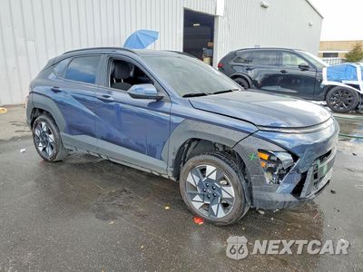 Czwarte zdjęcie samochodu z boku: 2025 HYUNDAI KONA SEL VIN:KM8HBCAB9SU294357 - miniatura