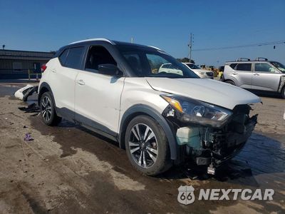 Czwarte zdjęcie samochodu z boku: 2018 NISSAN KICKS SV VIN:3N1CP5CU5JL526667 - miniatura