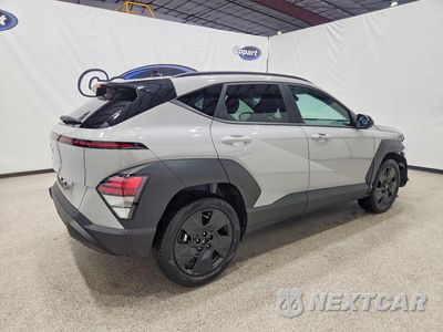 Trzecie zdjęcie samochodu z tyłu: 2026 HYUNDAI KONA SEL SPORT VIN:KM8HF3AB0TU455099 - miniatura