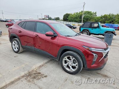 Czwarte zdjęcie samochodu z boku: 2024 CHEVROLET TRAX LS VIN:KL77LFE29RC001899 - miniatura