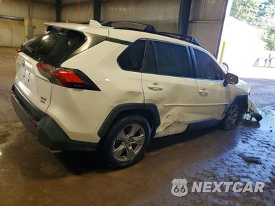 Trzecie zdjęcie samochodu z tyłu: 2023 TOYOTA RAV4 XLE VIN:JTMP1RFV3PD094882 - miniatura
