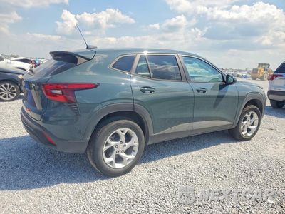 Trzecie zdjęcie samochodu z tyłu: 2025 CHEVROLET TRAX LS VIN:KL77LFEP9SC274858 - miniatura