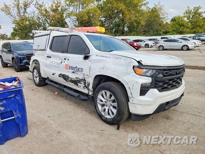 Czwarte zdjęcie samochodu z boku: 2023 CHEVROLET SILVERADO K1500 CUSTOM VIN:3GCPDBEK1PG179843 - miniatura