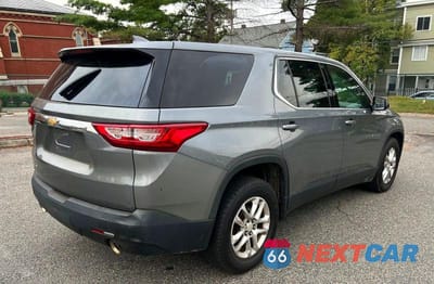 Czwarte zdjęcie samochodu z boku: 2018 CHEVROLET TRAVERSE LS VIN:1GNEVFKW2JJ166728 - miniatura