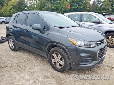 Czwarte zdjęcie samochodu z boku: 2019 CHEVROLET TRAX LS VIN:3GNCJKSBXKL386377 - miniatura