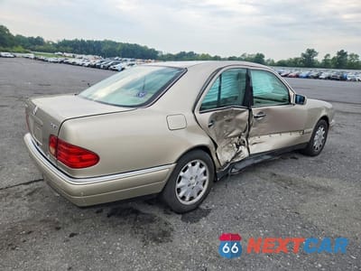Trzecie zdjęcie samochodu z tyłu: 1999 MERCEDES-BENZ E 320 4MATIC VIN:WDBJF82H8XX020856 - miniatura