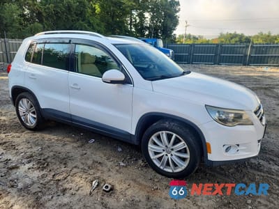 Czwarte zdjęcie samochodu z boku: 2011 VOLKSWAGEN TIGUAN S VIN:WVGBV7AX4BW514136 - miniatura