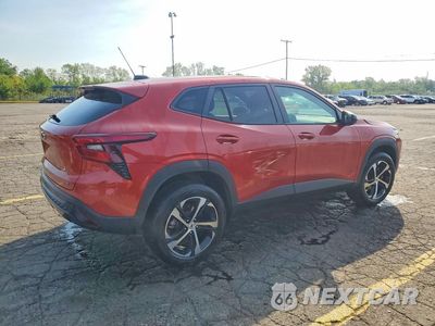 Trzecie zdjęcie samochodu z tyłu: 2024 CHEVROLET TRAX 1RS VIN:KL77LGE24RC200249 - miniatura